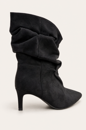 Schwarze Stiefeletten mit dünnem Absatz und Raffungen
