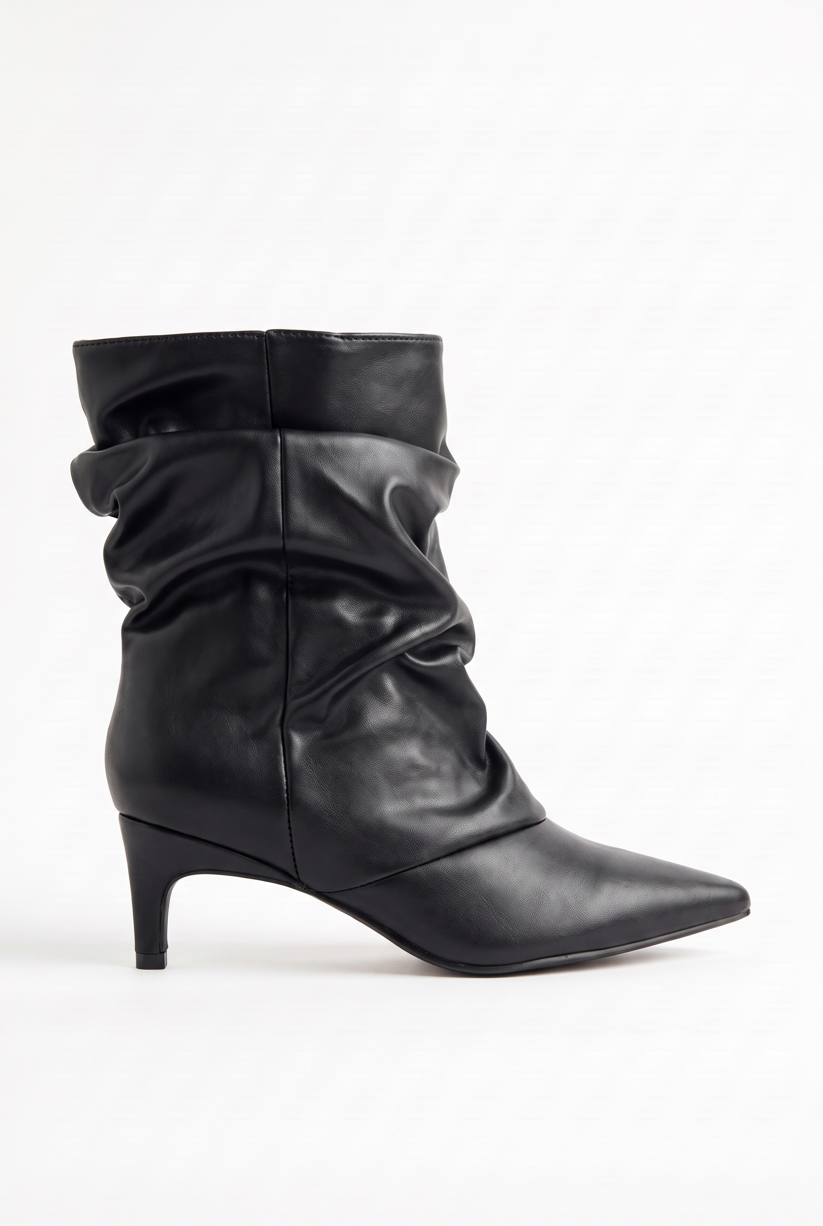 Schwarze Falten-Stiefeletten mit dünnem Absatz