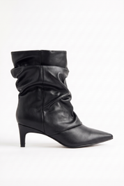 Schwarze Falten-Stiefeletten mit dünnem Absatz