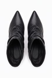 Schwarze Falten-Stiefeletten mit dünnem Absatz