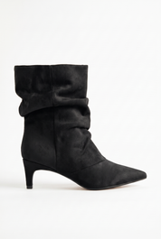 Schwarze Plisseestiefeletten mit dünnem Absatz