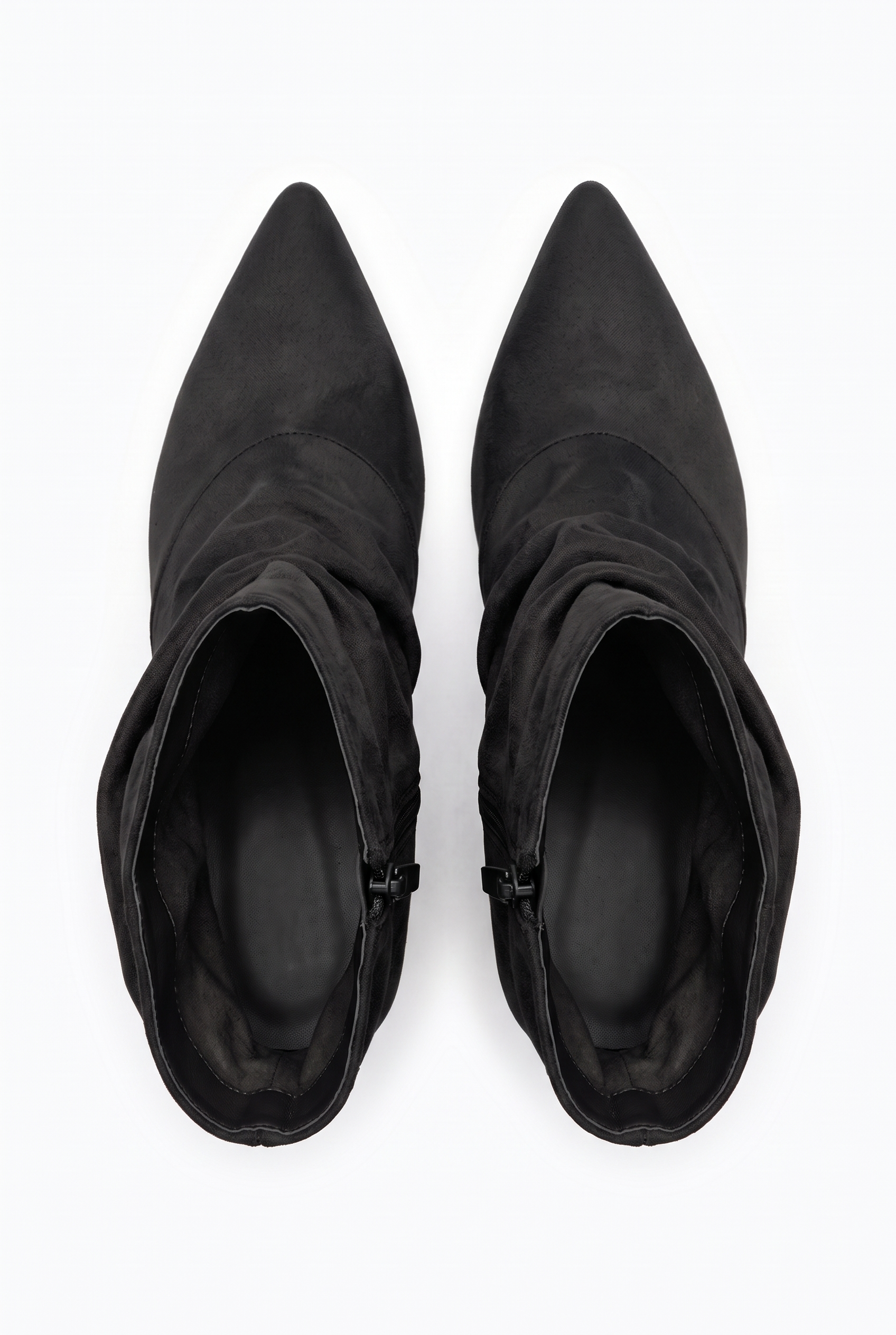 Schwarze Plisseestiefeletten mit dünnem Absatz
