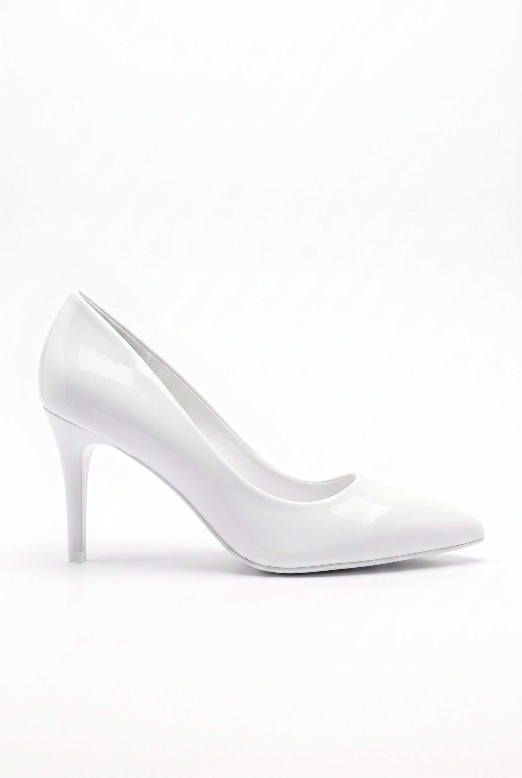 Weiße Pumps mit Pfennigabsatz