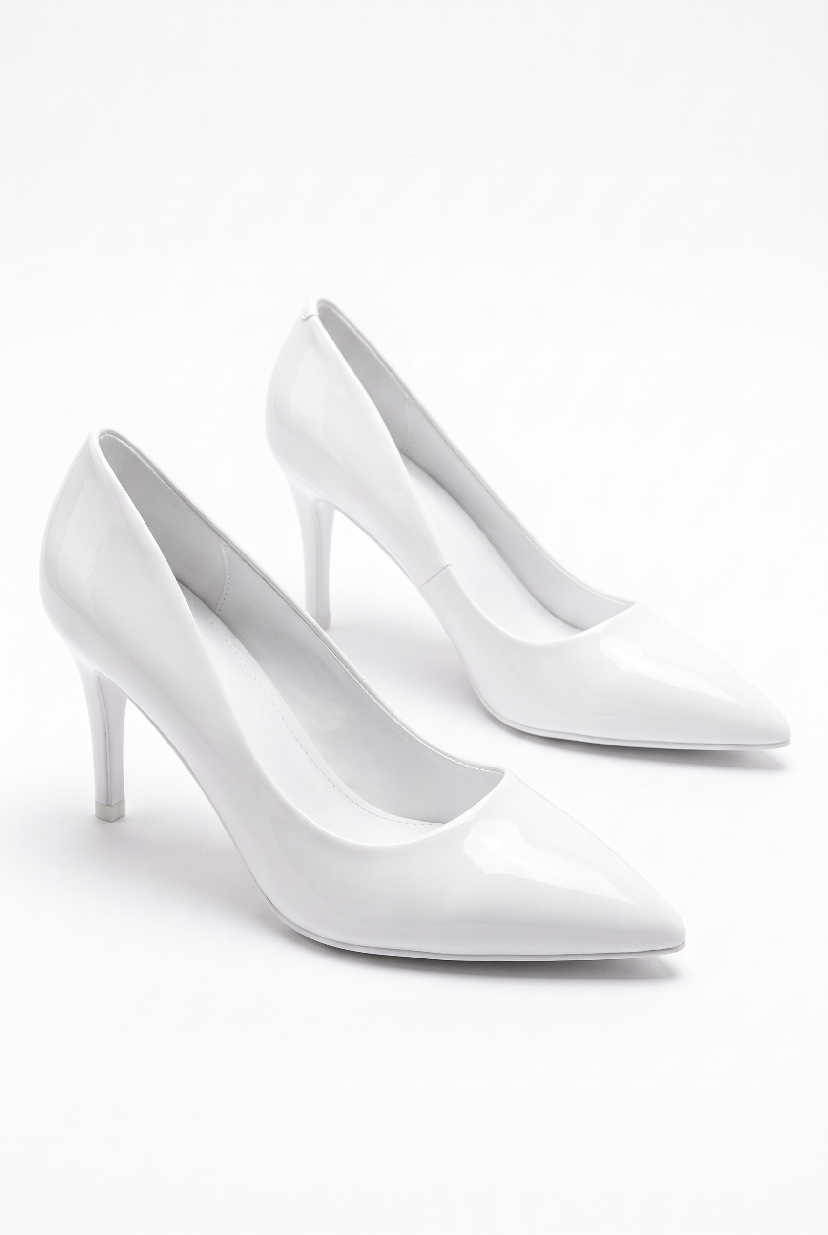 Weiße Pumps mit Pfennigabsatz