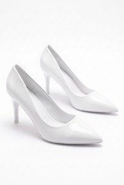 Weiße Pumps mit Pfennigabsatz