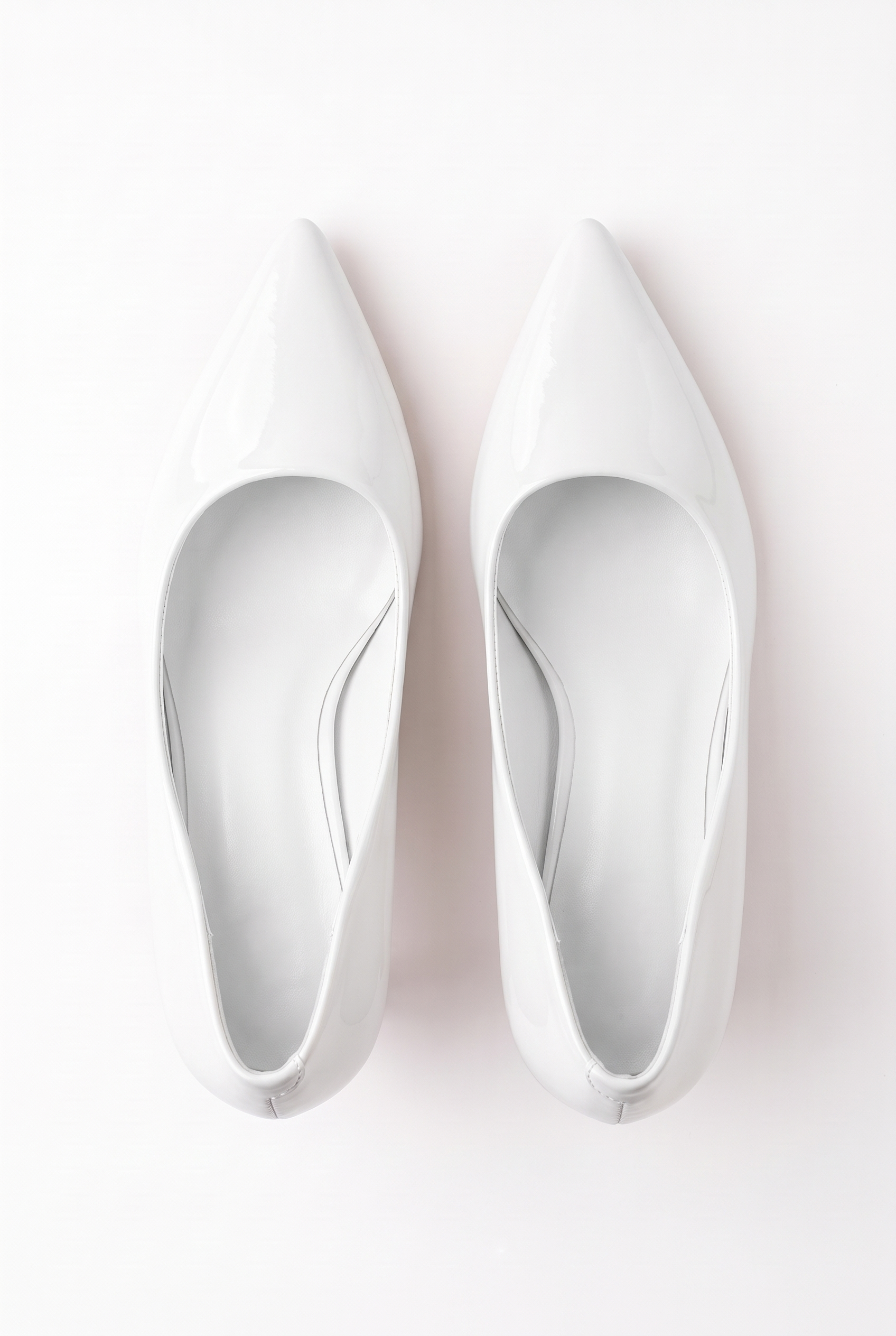 Weiße Pumps mit Pfennigabsatz