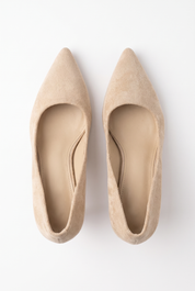 Beige Pumps mit dünnem Absatz