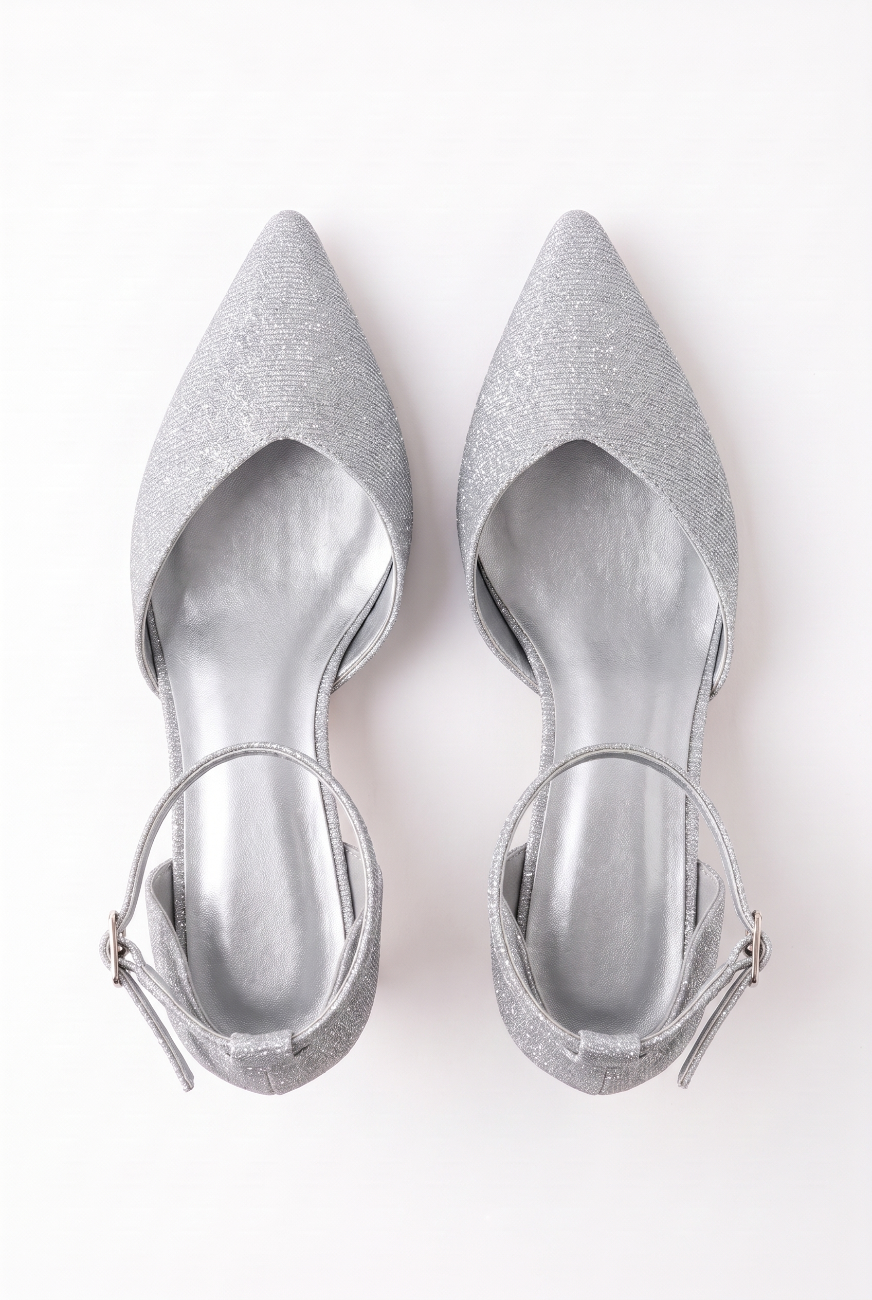 Silberne Stilettos mit dünnem Absatz