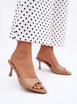 Khakifarbene Sandalen mit dünnem Absatz