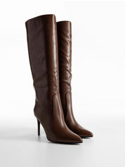 Braune Stiefel mit dünnem Absatz
