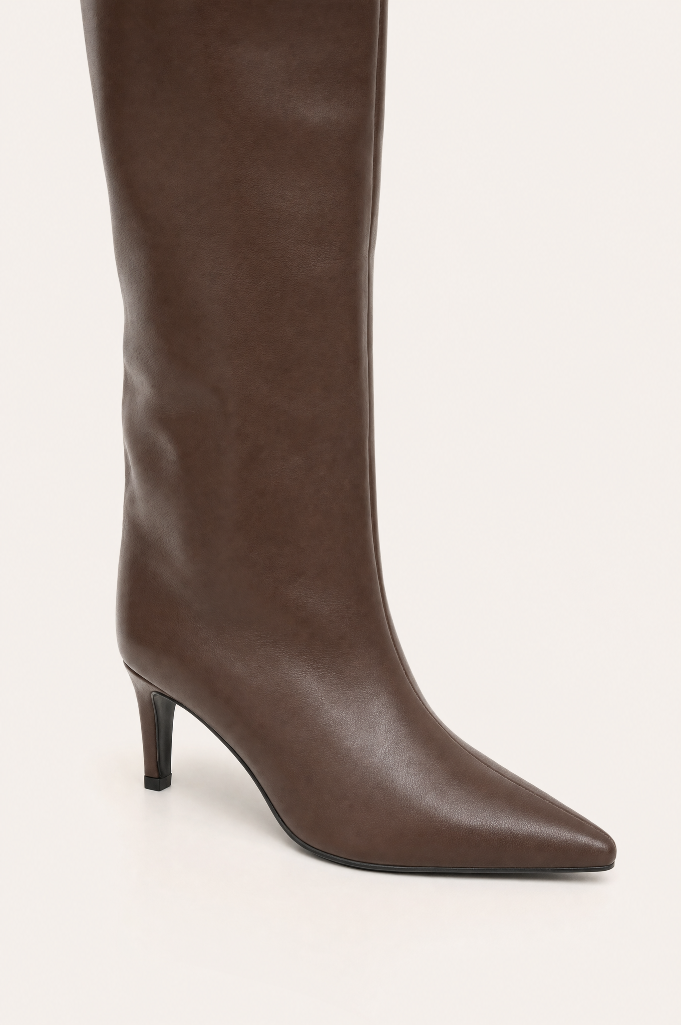 Braune Stiefel mit dünnem Absatz