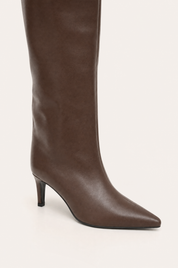 Braune Stiefel mit dünnem Absatz