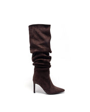 Braune hohe Stiefel mit dünnem Absatz