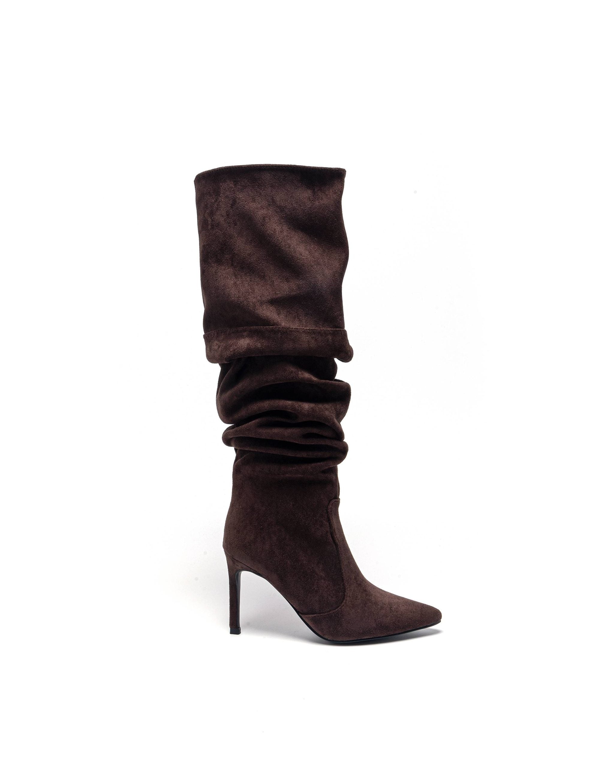 Braune hohe Stiefel mit dünnem Absatz