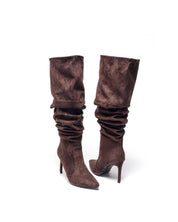Braune hohe Stiefel mit dünnem Absatz