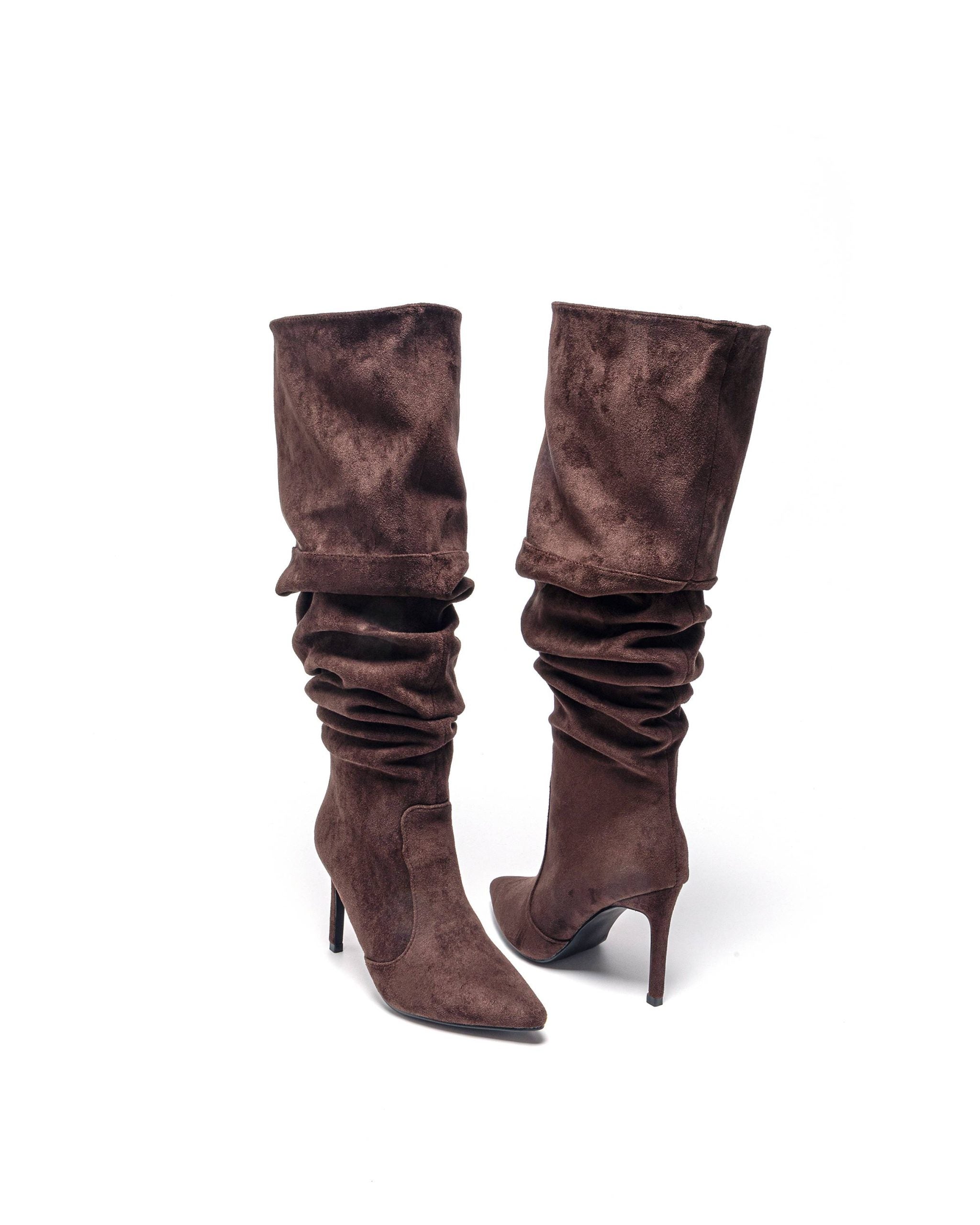 Braune hohe Stiefel mit dünnem Absatz