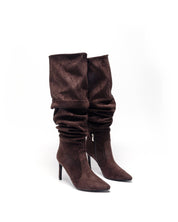 Braune hohe Stiefel mit dünnem Absatz