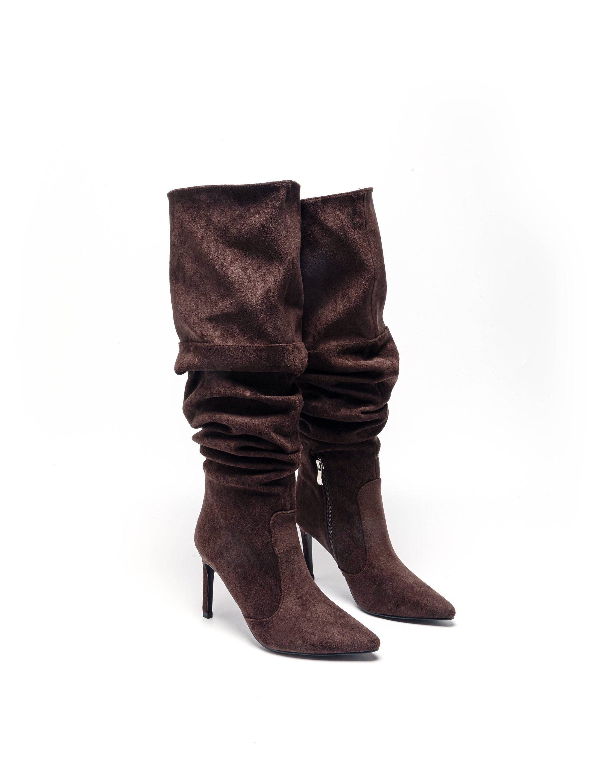 Braune hohe Stiefel mit dünnem Absatz