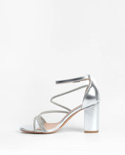 Silberne Sandalen mit Blockabsatz