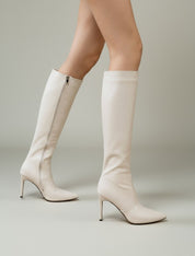 Beige Stiefel mit dünnem Absatz